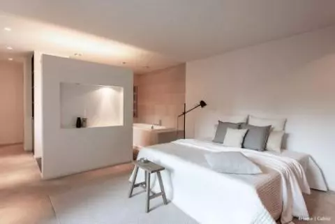 Doppelbett aus Pappe ohne Kopfteil. Wir empfehlen das Bett zu machen mit Bettwäsche, Kissen und eventuell mit einer Überdecke, um ein noch schöneres Ergebnis zu erzielen.