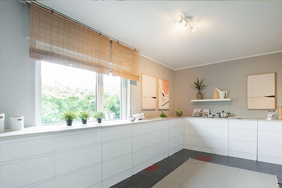 Home Staging DE mit CUBIQZ basic Pappküche mit Arbeitsblatt Holzoptik Home Staging DE mit CUBIQZ basic Pappküche mit Arbeitsblatt Holzoptik