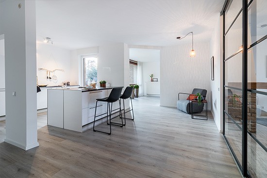 RAUM2 mit CUBIQZ basic Inselküche aus Pappe RAUM2 mit CUBIQZ basic Inselküche aus Pappe