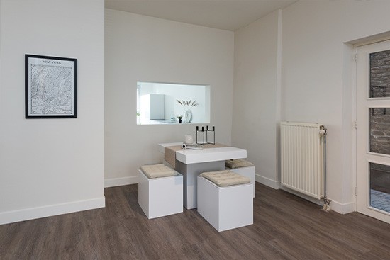 4 Home mit Cubiqz Esstisch und Sitzwürfel aus Pappe weiss mit Satinglanz 4 Home mit Cubiqz Esstisch und Sitzwürfel aus Pappe weiss mit Satinglanz