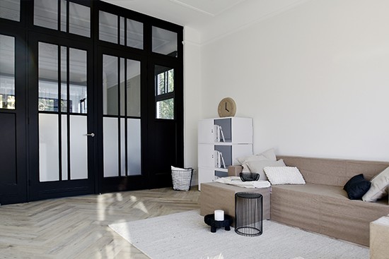 Typisch Roos mit Cubiqz 3-er Sofa mit Chaise Longue in Stofffarbe Bobby und Bücherregal FAY aus Pappe Typisch Roos mit Cubiqz 3-er Sofa mit Chaise Longue in Stofffarbe Bobby und Bücherregal FAY aus Pappe