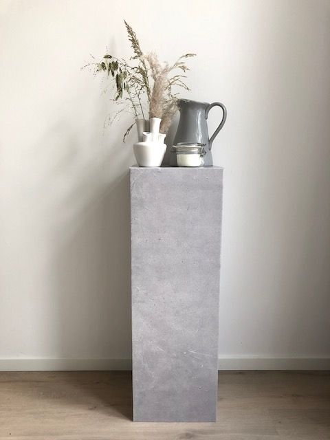 Pappsäule / Sockel aus Pappe mit Beton- Optik Druck. Für Homestaging, Pop-Up Store, Ausstellung, Messe, POS-Display | Cubiqz Pappmöbel