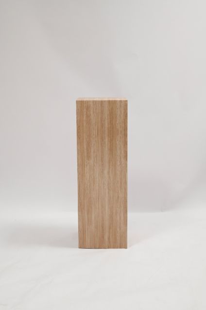 Kartonsäule, Sockel und Podest mit Holzoptik für kostengünstiges Home Staging, Interior Styling und Werbedisplays
