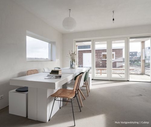 Doppelter Esstisch aus Pappe. Konstruiert aus 2 separaten Modulen, die nebeneinander platziert sind. erweiterbar auf einen noch längeren Tisch.