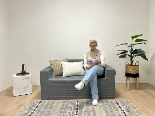 2-er Sofa aus Pappe, auf dem man wirklich sitzen kann!
Erleben Sie ein 2-er Sofa aus Pappe, das sowohl funktional als auch stilvoll ist!