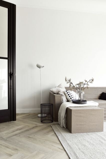 HOCKER INKLUSIVE STOFFBEZUG in der Farbe BOBBY - Cubiqz Pappmöbel für Home Staging