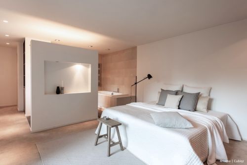 Doppelbett aus Pappe ohne Kopfteil. Wir empfehlen das Bett zu machen mit Bettwäsche, Kissen und eventuell mit einer Überdecke, um ein noch schöneres Ergebnis zu erzielen.