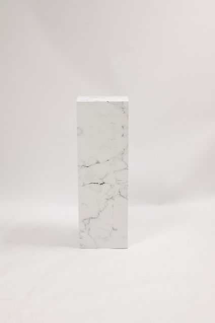 Kartonsäule, Sockel und Podest in Weißmarmoroptik für wiederverwendbare Displays, Home Staging, Interior Styling und Werbezwecke