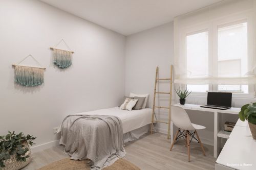 LUUCK das modulare Möbelsystem aus Pappe von CUBIQZ für Home Staging: schmaler Schreibtisch aus Pappe