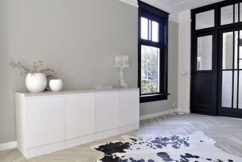 Kommode mit Holzplatte aus Pappe. (Preis ohne Zubehör)