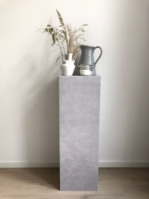 Pappsäule / Sockel aus Pappe mit Beton- Optik Druck. Für Homestaging, Pop-Up Store, Ausstellung, Messe, POS-Display | Cubiqz Pappmöbel