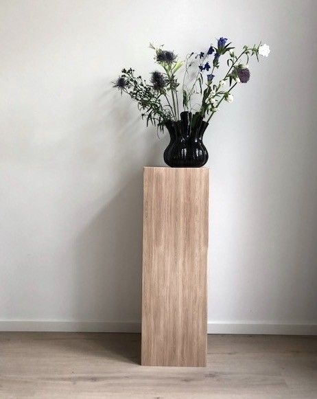 Cubiqz Pappsäule mit Allover-Holzdruck. Verwenden Sie es für Home Staging oder um Ihre Produkte zu präsentieren
