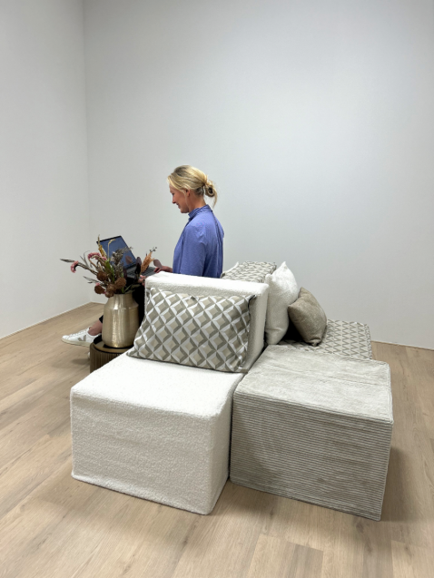 Der Hocker aus Pappe wird mit einem personalisierbaren Stoffbezug geliefert, der einfach abnehmbar und personalisierbar ist - Messemöbel von Cubiqz