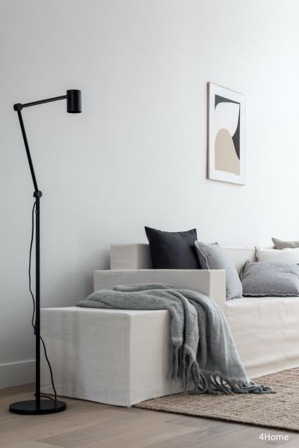 HOCKER INKLUSIVE STOFFBEZUG in der Farbe OFF WHITE - Cubiqz Pappmöbel für Home Staging