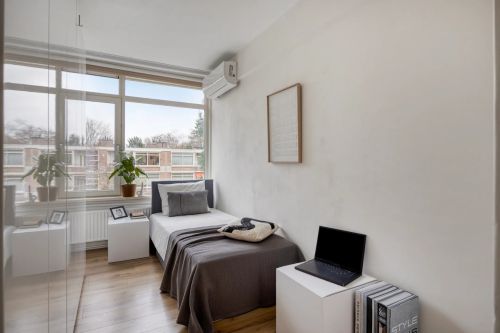 CUBIQZ Karton-Nachttisch, eine leichte und modulare Lösung für flexibles Interior Styling.