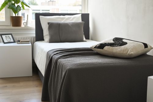 KOPFTEIL FÜR EINZELBETT | Kartonmöbel | Musterwohnung einrichten