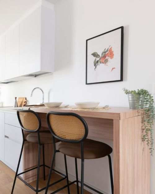 Erweitern Sie Ihr Home-Staging-Projekt mit diesem einzigartigen freistehenden Papp-Bartisch (124 cm), passend zu allen Cubiqz-Pappküchen.