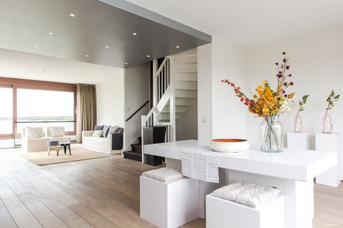 DOPPELTER ESSTISCH MIT 4 SITZWÜRFELN AUS PAPPE FÜR HOME STAGING (Preis ist exklusive accessoires)