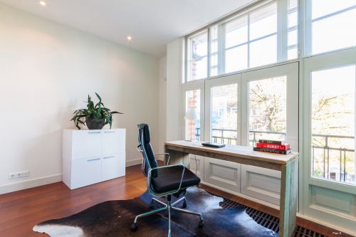 KOMMODE EINZELN WEISS. 2 gestapelten Kartonmodulen, ausgestattet mit einem fotorealistischen  Druck.