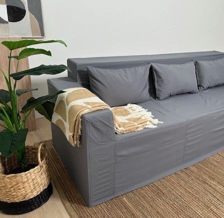 3-Sitzer-Sofa aus Stoff Gina mit passenden Rückenkissen - Cubiqz