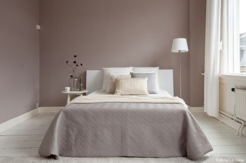 Doppelbett und Kopfteil aus Pappe 190x135