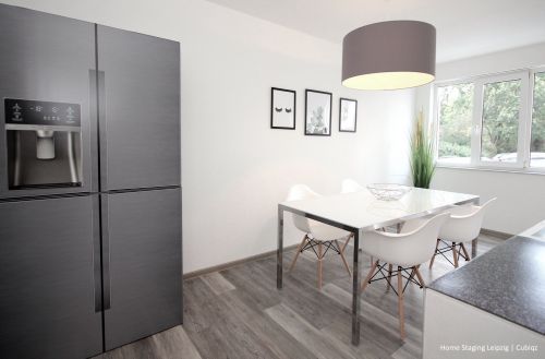 Amerikanischer 2-in-1-Pappkühlschrank mit Eisspender. Die Rückseite ist mit einem freistehenden herd bedruckt