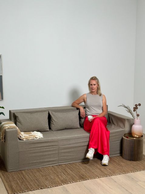 Diese leichte, umweltfreundliche Sofa aus Pappe ist aus recycelbarer Pappe hergestellt und zur Wiederverwendung bestimmt. Sie ist leicht zu tragen und bietet eine nachhaltige Sitzlösung. Stoffpolsterung Bobby - TakeYourSeat