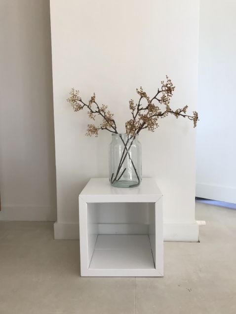 Nachttisch: Würfel aus Pappe. LUUCK das modulare Möbelsystem aus Karton von CUBIQZ