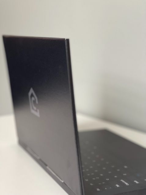 Laptop - Notebook 16-Zoll Attrappe aus Karton. Sehr realistischem Aussehen durch fotorealistischen Druck der QWERTY-Tastatur mit Trackpad und Display | Cubiqz