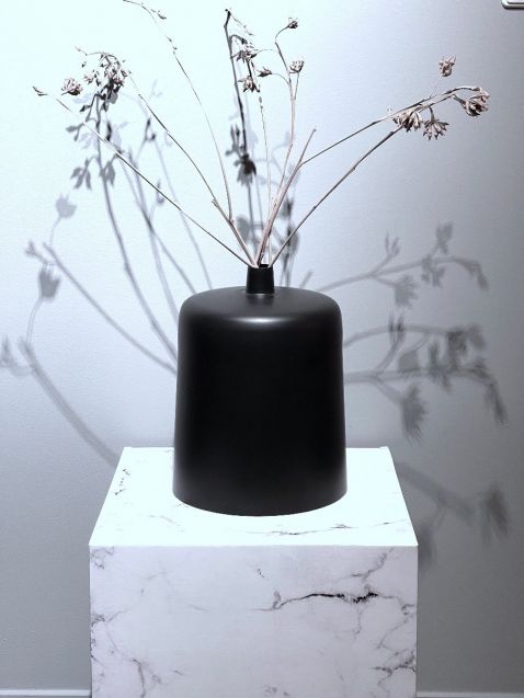 Faltbarer Beistelltisch | Hocker | Nachttisch aus Pappe mit weißem Marmordruck. Für Homestaging, Styling, Pop-Up Stores, Expo, Messe, Retail Display, (POS Display) und mehr! Mit Einsteckklappe zum Verschließen