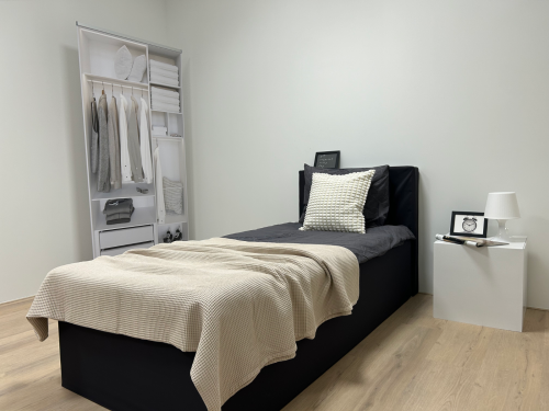 Dunkelfarbenes Bettwäscheset für ein Einzelbett, ohne Tagesdecke, Bettrock und kleine Dekokissen | Homestaging & Immobilienpräsentation