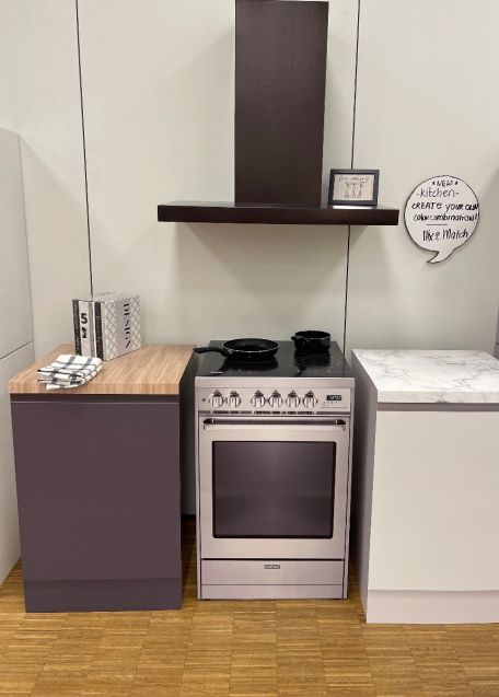 Der 60 cm große, freistehende Herd aus Karton passt in die Basic- und Reversible-Küchen aus Karton von Cubiqz. Für ✔️Home Staging ✔️Küchen Inszenierung ✔️Simulationszwecke, als ✔️Dekorstück