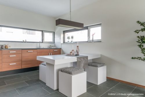 CUBIQZ DOPPELTER TISCH MIT 4 SITZWÜRFELN aus Pappe (Preis ist inklusive 4 Sitzwürfel und exklusive Accessoires)