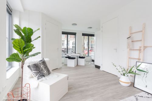 Tisch mit zwei Hockern aus Pappe