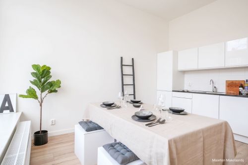 DOPPELTER ESSTISCH MIT 4 SITZWÜRFELN AUS KARTON FÜR HOME STAGING