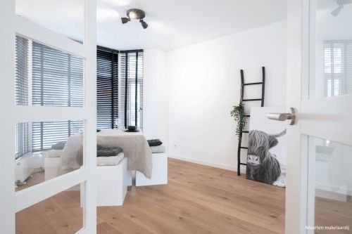 Cubiqz Esstisch aus Pappe, in der Farbe Weiß mit Satin-Finish für Inszenierung.