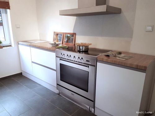 2-in-1 reversible Unterschrank 60cm aus karton mit abnehmbaren Kartonarbeitsplatten in verschiedenen Farben. Mit freistehender Herd aus Karton