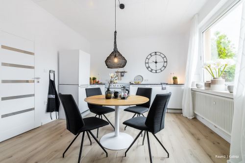 UNTERSCHRANK 30 CM in einer L-förmigen PappKüche. Fotorealistische Druck von einer weißen Küchenfront mit einer Anrichte aus Granit.