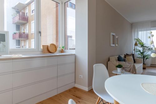 CUBIQZ Karton-Unterschrank 60 cm mit Schubladen, grifflosem Design und Holzarbeitsplatte.
