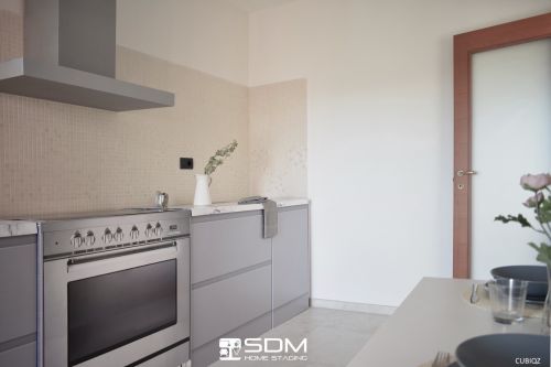 2-in-1 reversible Unterschrank 90cm aus karton mit abnehmbaren Kartonarbeitsplatten in verschiedenen Farben. Mit freistehender Herd aus Karton