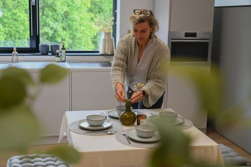 Tisch mit zwei Hockern aus Pappe