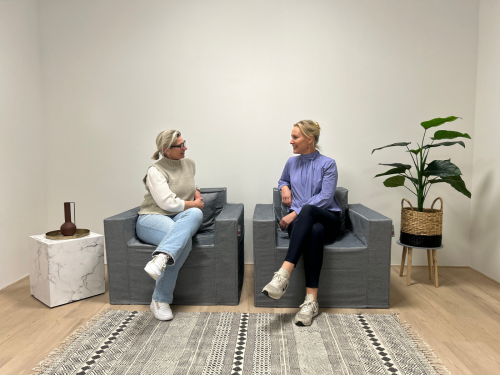 Sessel aus Pappe, auf dem man tatsächlich sitzen kann - Cubiqz | TakeYourSeat (TYS)