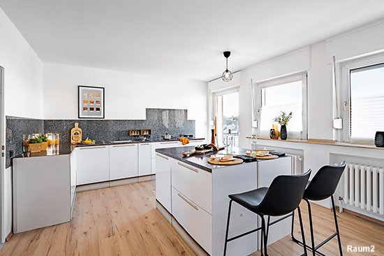 Home Staging Nachher Beispiel Küchenbereich mit Inselküche aus Pappe von Cubiqz