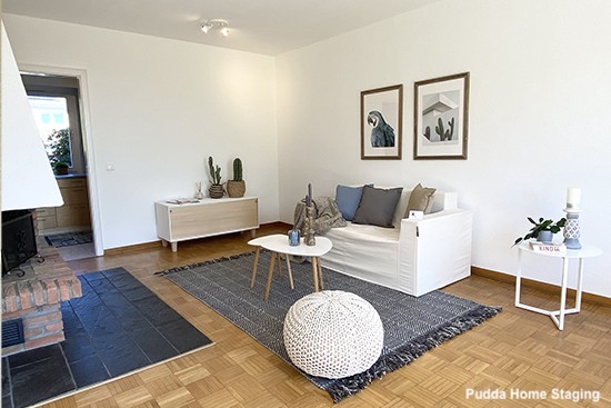 Home Staging Nachher Beispiel Leerstehende Immmobilie mit Cubiqz Couch aus Pappe