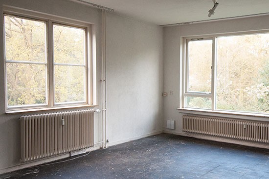 Home Staging Vorher Beispiel Erbmmmobilie ohne Cubiqz Sofa und Couch aus Pappe