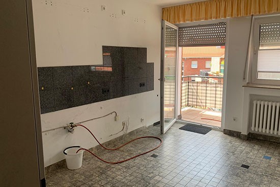 Home Staging Vorher Beispiel Küchenbereich ohne Inselküche aus Pappe von Cubiqz