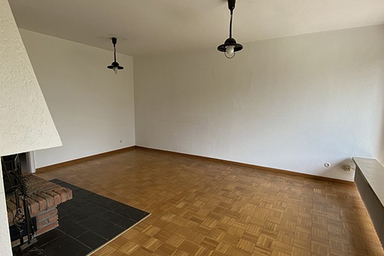 Home Staging Vorher Beispiel Leerstehende Immmobilie ohne Cubiqz Couch aus Pappe