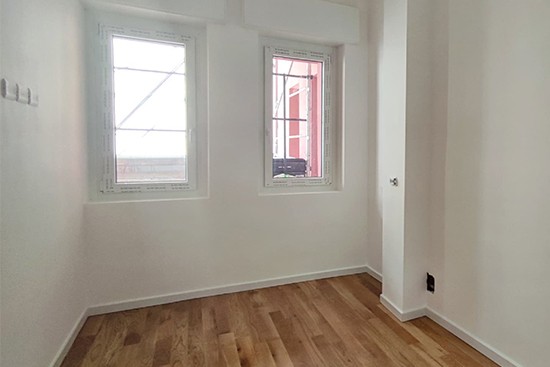 Home Staging Vorher Beispiel Schlafzimmer ohne Bett aus Pappe von Cubiqz