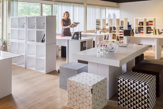 Home Staging Nachher Beispiel leerstehende Bürofläche mit Pappmöbel von Cubiqz