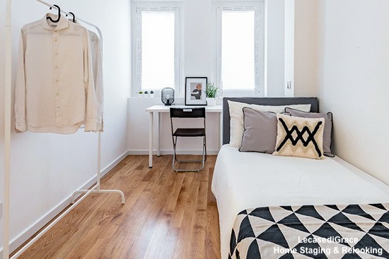 Home Staging Nachher Beispiel Schlafzimmer mit Bett aus Pappe von Cubiqz